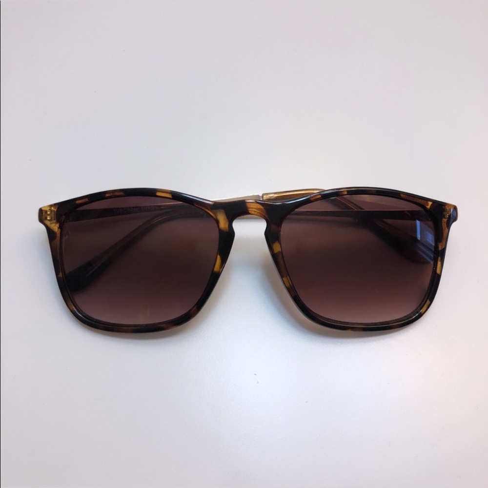 Faux tortoise pattern sunglasses